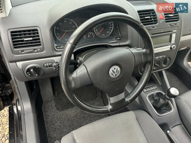 Черный Фольксваген Гольф, объемом двигателя 1.6 л и пробегом 253 тыс. км за 6250 $, фото 75 на Automoto.ua