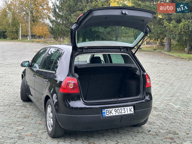 Черный Фольксваген Гольф, объемом двигателя 1.6 л и пробегом 250 тыс. км за 6100 $, фото 10 на Automoto.ua