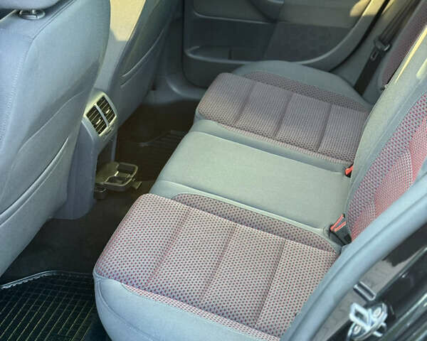 Черный Фольксваген Гольф, объемом двигателя 1.4 л и пробегом 171 тыс. км за 7500 $, фото 16 на Automoto.ua