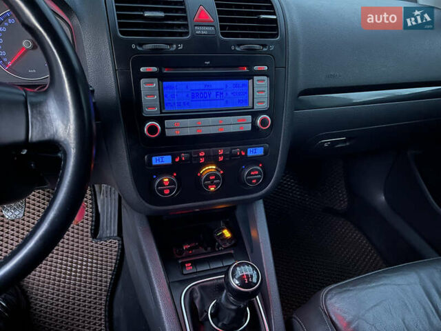 Черный Фольксваген Гольф, объемом двигателя 1.39 л и пробегом 183 тыс. км за 5450 $, фото 13 на Automoto.ua