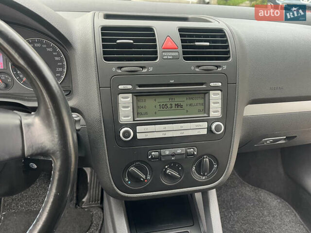 Черный Фольксваген Гольф, объемом двигателя 1.6 л и пробегом 253 тыс. км за 6250 $, фото 77 на Automoto.ua