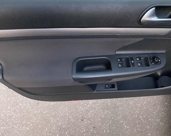 Черный Фольксваген Гольф, объемом двигателя 1.6 л и пробегом 185 тыс. км за 6600 $, фото 6 на Automoto.ua