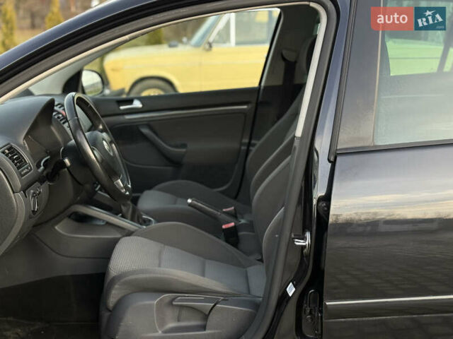 Черный Фольксваген Гольф, объемом двигателя 1.6 л и пробегом 182 тыс. км за 6350 $, фото 46 на Automoto.ua