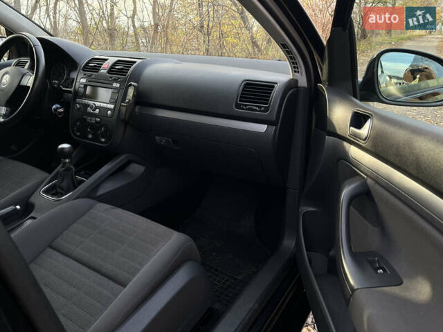 Черный Фольксваген Гольф, объемом двигателя 1.6 л и пробегом 235 тыс. км за 5899 $, фото 14 на Automoto.ua