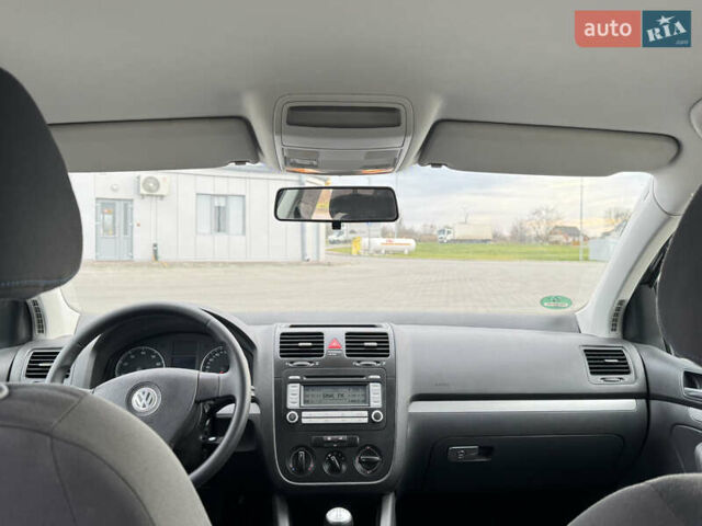 Черный Фольксваген Гольф, объемом двигателя 1.6 л и пробегом 218 тыс. км за 5900 $, фото 19 на Automoto.ua