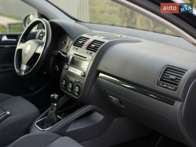 Черный Фольксваген Гольф, объемом двигателя 1.6 л и пробегом 182 тыс. км за 6350 $, фото 64 на Automoto.ua