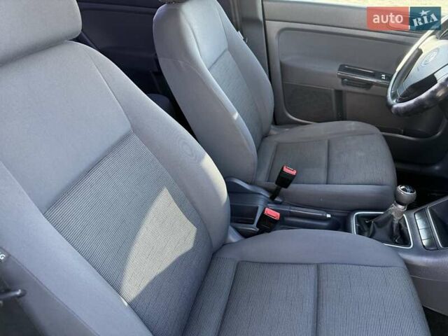 Черный Фольксваген Гольф, объемом двигателя 1.6 л и пробегом 280 тыс. км за 4550 $, фото 3 на Automoto.ua