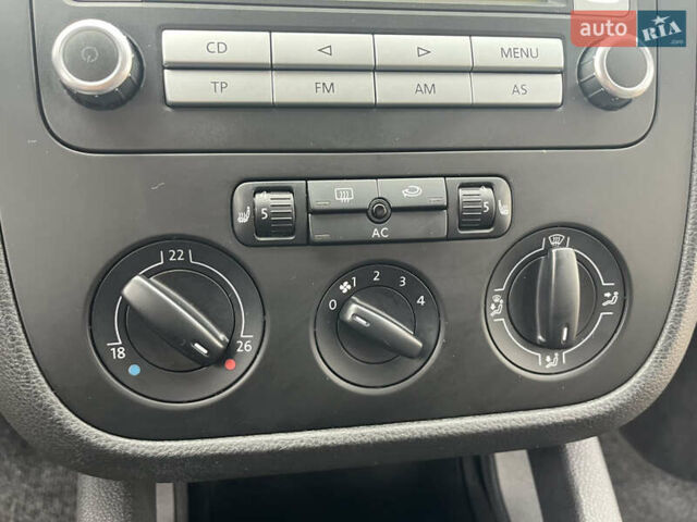 Черный Фольксваген Гольф, объемом двигателя 1.6 л и пробегом 253 тыс. км за 6250 $, фото 78 на Automoto.ua