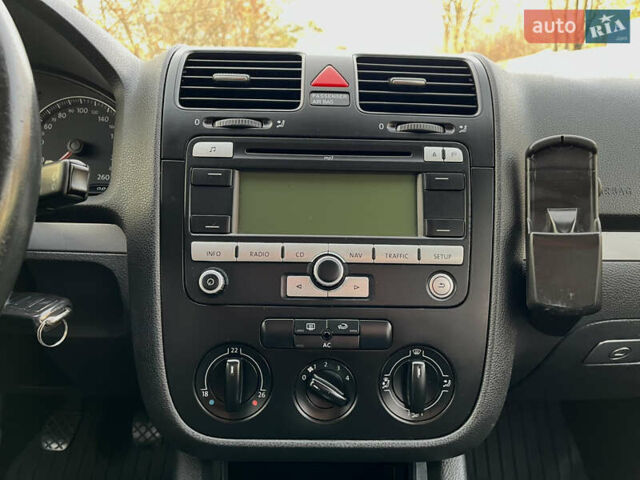 Черный Фольксваген Гольф, объемом двигателя 1.6 л и пробегом 235 тыс. км за 5899 $, фото 16 на Automoto.ua