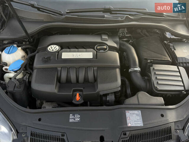 Черный Фольксваген Гольф, объемом двигателя 1.6 л и пробегом 182 тыс. км за 6350 $, фото 90 на Automoto.ua
