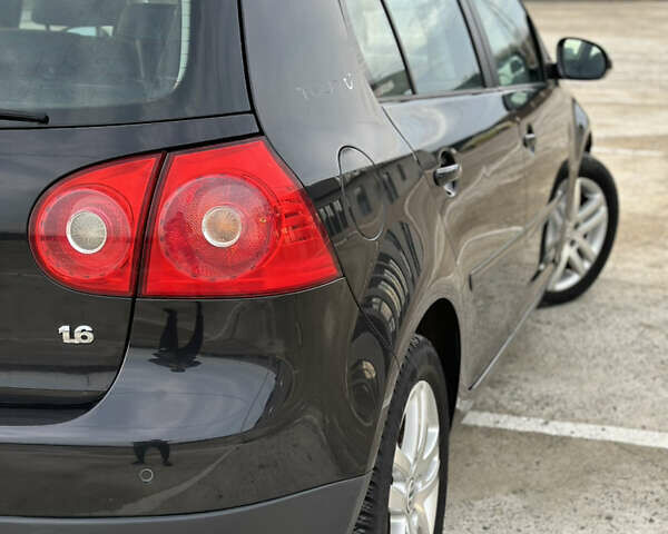 Черный Фольксваген Гольф, объемом двигателя 1.6 л и пробегом 227 тыс. км за 6299 $, фото 9 на Automoto.ua