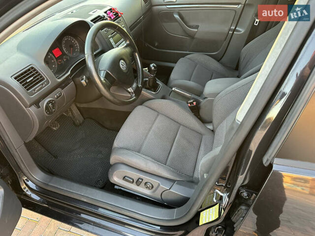 Черный Фольксваген Гольф, объемом двигателя 1.4 л и пробегом 337 тыс. км за 6200 $, фото 5 на Automoto.ua