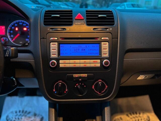 Черный Фольксваген Гольф, объемом двигателя 1.4 л и пробегом 163 тыс. км за 5990 $, фото 17 на Automoto.ua