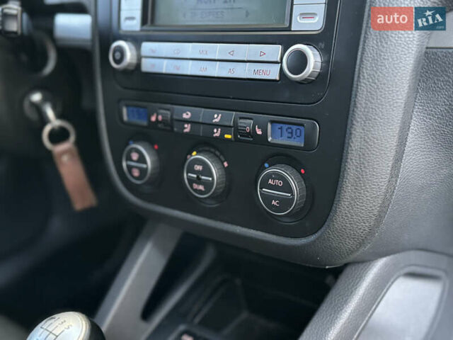 Чорний Фольксваген Гольф, об'ємом двигуна 1.39 л та пробігом 239 тис. км за 5950 $, фото 24 на Automoto.ua