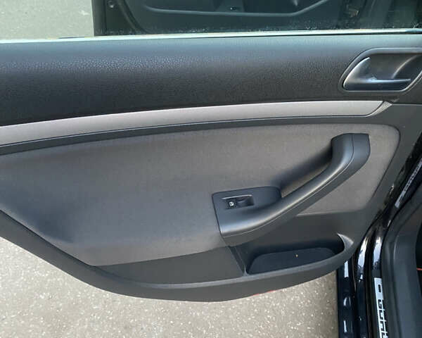 Черный Фольксваген Гольф, объемом двигателя 1.6 л и пробегом 185 тыс. км за 6600 $, фото 7 на Automoto.ua