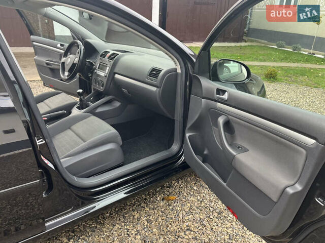 Черный Фольксваген Гольф, объемом двигателя 1.6 л и пробегом 253 тыс. км за 6250 $, фото 60 на Automoto.ua