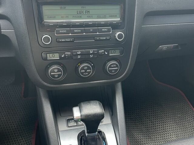 Черный Фольксваген Гольф, объемом двигателя 1.6 л и пробегом 324 тыс. км за 5500 $, фото 7 на Automoto.ua