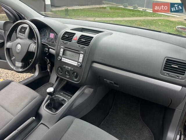 Черный Фольксваген Гольф, объемом двигателя 1.6 л и пробегом 253 тыс. км за 6250 $, фото 83 на Automoto.ua