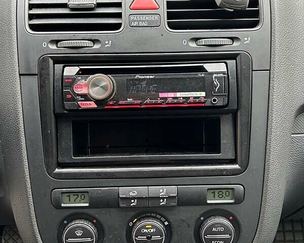 Черный Фольксваген Гольф, объемом двигателя 1.6 л и пробегом 196 тыс. км за 6200 $, фото 29 на Automoto.ua