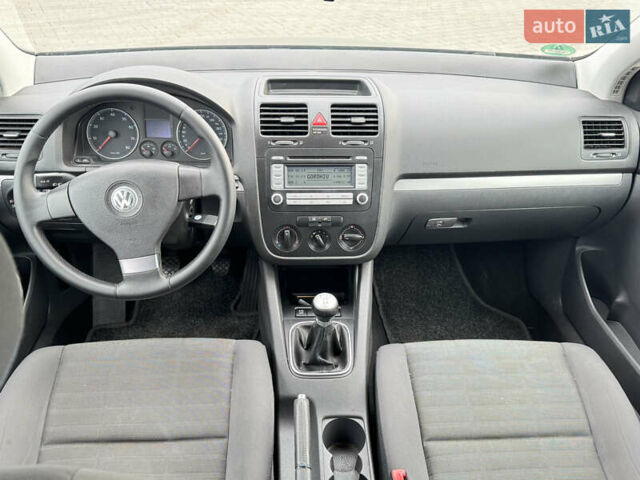 Черный Фольксваген Гольф, объемом двигателя 1.6 л и пробегом 218 тыс. км за 5900 $, фото 16 на Automoto.ua
