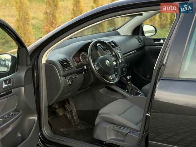 Черный Фольксваген Гольф, объемом двигателя 1.6 л и пробегом 182 тыс. км за 6350 $, фото 45 на Automoto.ua