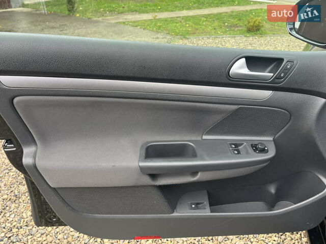 Черный Фольксваген Гольф, объемом двигателя 1.6 л и пробегом 253 тыс. км за 6250 $, фото 71 на Automoto.ua