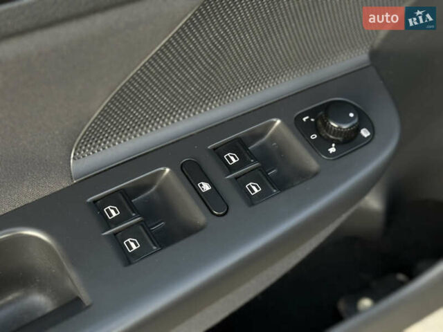 Черный Фольксваген Гольф, объемом двигателя 1.6 л и пробегом 182 тыс. км за 6350 $, фото 48 на Automoto.ua