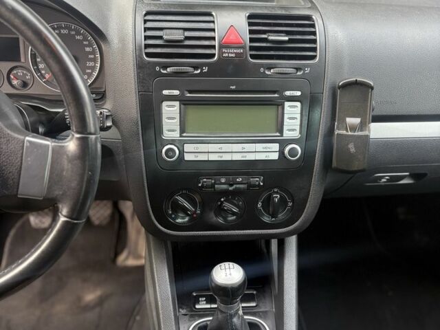 Черный Фольксваген Гольф, объемом двигателя 1.6 л и пробегом 215 тыс. км за 6500 $, фото 18 на Automoto.ua