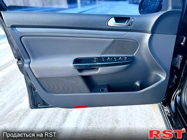 Черный Фольксваген Гольф, объемом двигателя 1.4 л и пробегом 22000 тыс. км за 5300 $, фото 12 на Automoto.ua