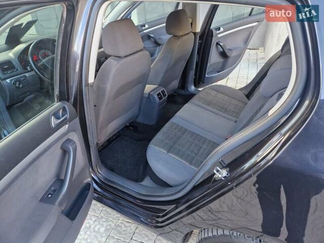 Черный Фольксваген Гольф, объемом двигателя 1.6 л и пробегом 255 тыс. км за 5950 $, фото 41 на Automoto.ua