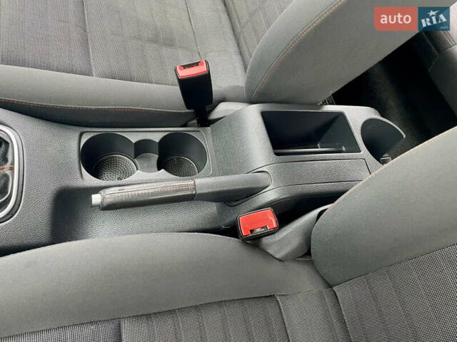 Чорний Фольксваген Гольф, об'ємом двигуна 1.6 л та пробігом 197 тис. км за 5850 $, фото 27 на Automoto.ua