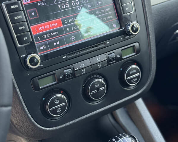 Черный Фольксваген Гольф, объемом двигателя 1.6 л и пробегом 260 тыс. км за 6100 $, фото 30 на Automoto.ua