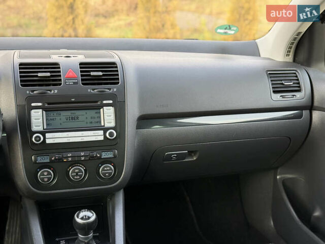 Черный Фольксваген Гольф, объемом двигателя 1.6 л и пробегом 182 тыс. км за 6350 $, фото 70 на Automoto.ua