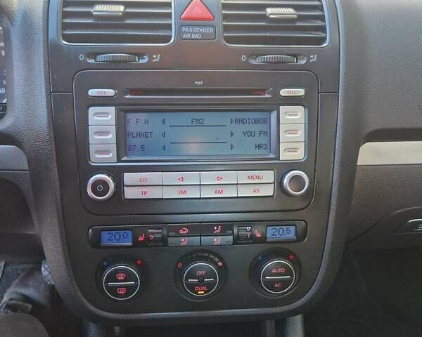 Черный Фольксваген Гольф, объемом двигателя 1.6 л и пробегом 255 тыс. км за 5950 $, фото 56 на Automoto.ua