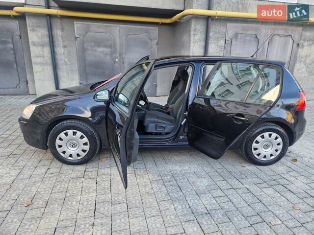 Черный Фольксваген Гольф, объемом двигателя 1.6 л и пробегом 255 тыс. км за 5950 $, фото 20 на Automoto.ua