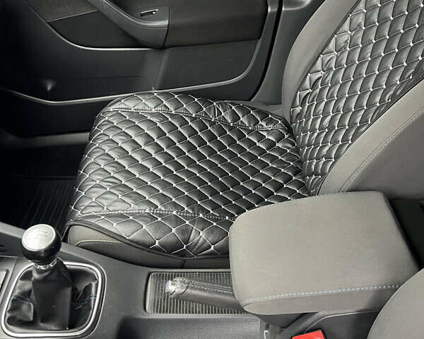 Черный Фольксваген Гольф, объемом двигателя 1.6 л и пробегом 245 тыс. км за 5700 $, фото 20 на Automoto.ua