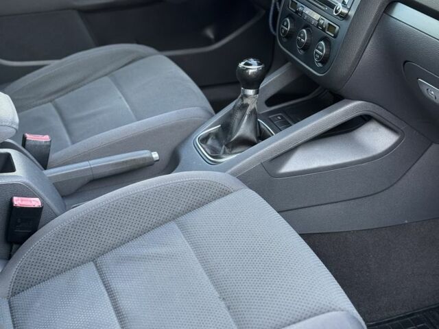 Черный Фольксваген Гольф, объемом двигателя 1.6 л и пробегом 260 тыс. км за 6100 $, фото 14 на Automoto.ua