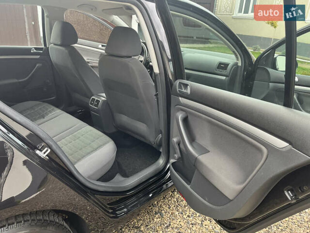 Черный Фольксваген Гольф, объемом двигателя 1.6 л и пробегом 253 тыс. км за 6250 $, фото 61 на Automoto.ua