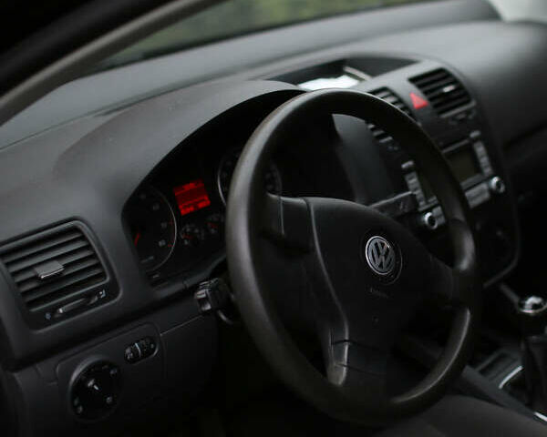 Черный Фольксваген Гольф, объемом двигателя 1.39 л и пробегом 200 тыс. км за 5900 $, фото 1 на Automoto.ua