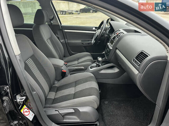 Черный Фольксваген Гольф, объемом двигателя 1.4 л и пробегом 231 тыс. км за 6799 $, фото 25 на Automoto.ua