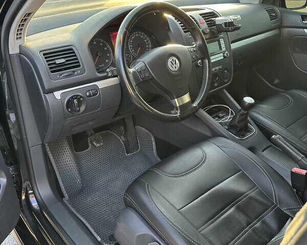 Черный Фольксваген Гольф, объемом двигателя 1.6 л и пробегом 300 тыс. км за 5299 $, фото 7 на Automoto.ua