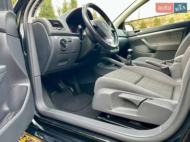 Черный Фольксваген Гольф, объемом двигателя 1.6 л и пробегом 215 тыс. км за 6300 $, фото 56 на Automoto.ua