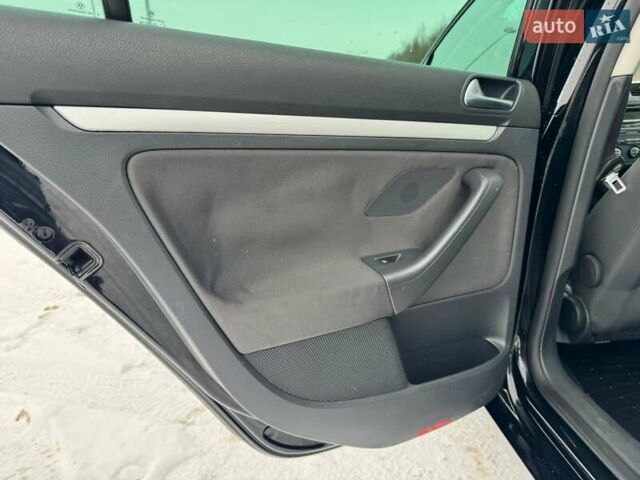 Черный Фольксваген Гольф, объемом двигателя 1.6 л и пробегом 198 тыс. км за 6890 $, фото 54 на Automoto.ua