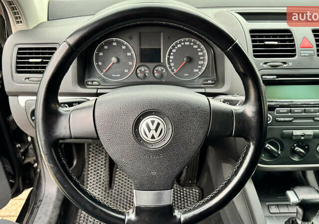 Черный Фольксваген Гольф, объемом двигателя 1.39 л и пробегом 242 тыс. км за 6999 $, фото 16 на Automoto.ua