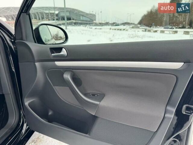 Черный Фольксваген Гольф, объемом двигателя 1.6 л и пробегом 198 тыс. км за 6890 $, фото 46 на Automoto.ua