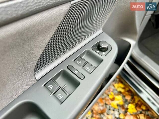 Черный Фольксваген Гольф, объемом двигателя 1.6 л и пробегом 215 тыс. км за 6300 $, фото 53 на Automoto.ua