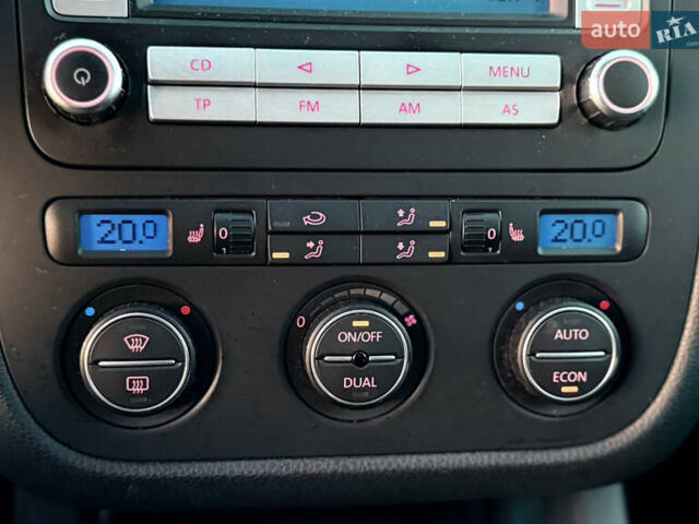 Черный Фольксваген Гольф, объемом двигателя 1.4 л и пробегом 211 тыс. км за 5690 $, фото 80 на Automoto.ua