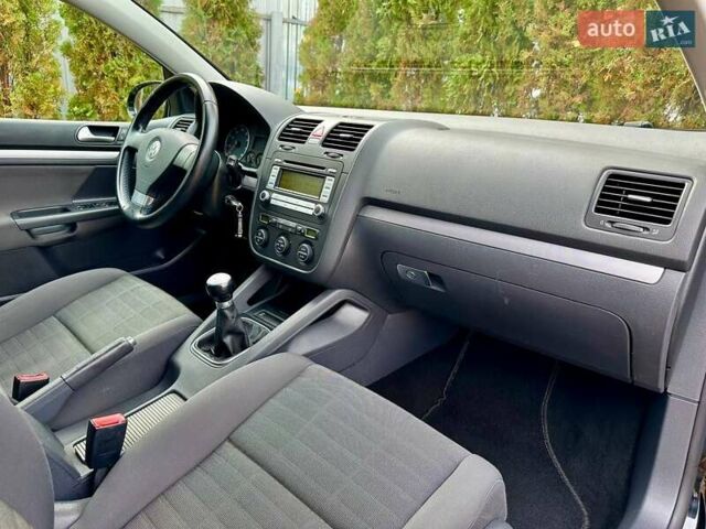 Черный Фольксваген Гольф, объемом двигателя 1.6 л и пробегом 215 тыс. км за 6300 $, фото 84 на Automoto.ua