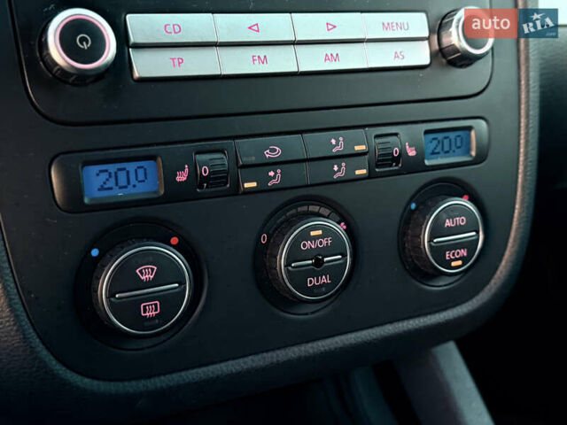 Черный Фольксваген Гольф, объемом двигателя 1.4 л и пробегом 211 тыс. км за 5690 $, фото 79 на Automoto.ua