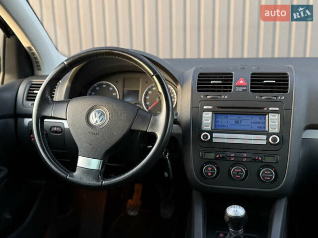 Черный Фольксваген Гольф, объемом двигателя 1.4 л и пробегом 211 тыс. км за 5690 $, фото 75 на Automoto.ua